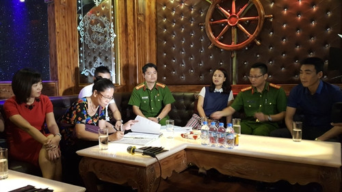 Lực lượng chức năng Hà Nội kiểm tra tại một cơ sở hoạt động kinh doanh dịch vụ karaoke.