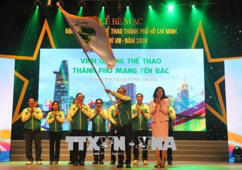 Bà Nguyễn Thị Thu, Phó Chủ tịch Ủy ban nhân dân Thành phố Hồ Chí Minh, Trưởng Ban chỉ đạo đại hội trao cờ xuất quân cho đoàn vận động viên Thành phố tham dự Đại hội Thể thao toàn quốc lần thứ VIII năm 2018. Ảnh: Xuân Dự - TTXVN Bà Nguyễn Thị Thu, Phó Chủ tịch Ủy ban nhân dân Thành phố Hồ Chí Minh, Trưởng Ban chỉ đạo đại hội trao cờ xuất quân cho đoàn vận động viên Thành phố tham dự Đại hội Thể thao toàn quốc lần thứ VIII năm 2018. Ảnh: Xuân Dự - TTXVN