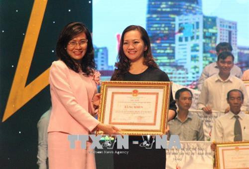 Bà Nguyễn Thị Thu, Phó Chủ tịch Ủy ban nhân dân Thành phố, Trưởng Ban chỉ đạo đại hội trao tặng Bằng khen cho đơn vị đạt thành tích cao. Ảnh: Xuân Dự - TTXVN Bà Nguyễn Thị Thu, Phó Chủ tịch Ủy ban nhân dân Thành phố, Trưởng Ban chỉ đạo đại hội trao tặng Bằng khen cho đơn vị đạt thành tích cao. Ảnh: Xuân Dự - TTXVN