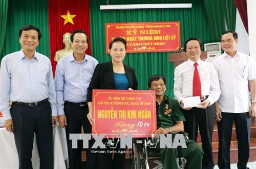 Chủ tịch Quốc hội Nguyễn Thị Kim Ngân thăm và tặng quà thương bệnh binh tại Trung tâm điều dưỡng thương bệnh binh Duy Tiên. Ảnh: Trọng Đức - TTXVN Chủ tịch Quốc hội Nguyễn Thị Kim Ngân thăm và tặng quà thương bệnh binh tại Trung tâm điều dưỡng thương bệnh binh Duy Tiên. Ảnh: Trọng Đức - TTXVN
