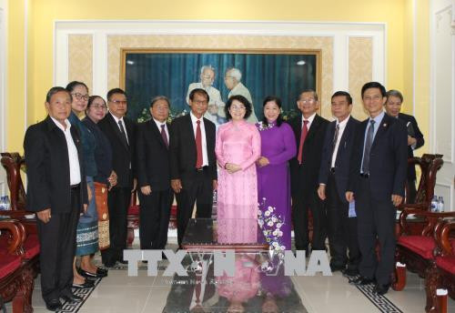 Lãnh đạo Ủy ban Mặt trận Tổ quốc Việt Nam Thành phố Hồ Chí Minh và Ủy ban Mặt trận Lào xây dựng đất nước tỉnh Champasak chụp ảnh lưu niệm. Ảnh: Tiến Lực – TTXVN