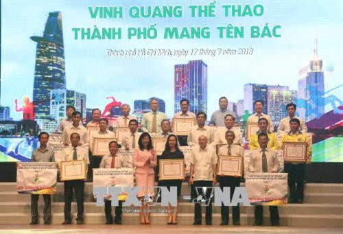 Tặng Bằng khen cho các đơn vị đạt thành tích tại đại hội. Ảnh: Xuân Dự - TTXVN Tặng Bằng khen cho các đơn vị đạt thành tích tại đại hội. Ảnh: Xuân Dự - TTXVN