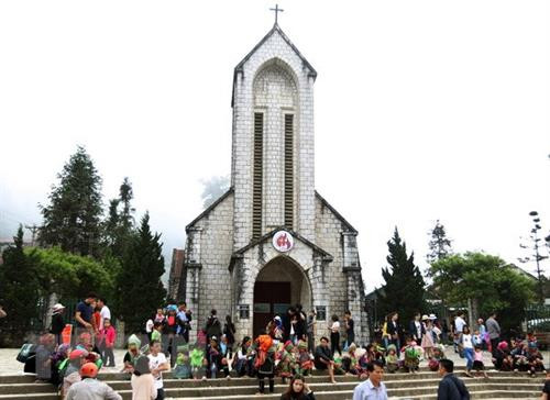 Khách du lịch tại nhà thờ cổ ở trung tâm thị trấn Sa Pa. Ảnh: Quốc Khánh - TTXVN Khách du lịch tại nhà thờ cổ ở trung tâm thị trấn Sa Pa. Ảnh: Quốc Khánh - TTXVN