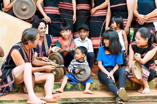 Rơ Châm H'Mút - Người giữ hồn chiêng Jrai ảnh 8 Rơ Châm H'Mút - Người giữ hồn chiêng Jrai ảnh 8