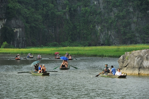 Khách du lịch và các nhiếp ảnh gia bị thu hút bởi cảnh đẹp khó cưỡng trong mùa lúa chín. Khách du lịch và các nhiếp ảnh gia bị thu hút bởi cảnh đẹp khó cưỡng trong mùa lúa chín.
