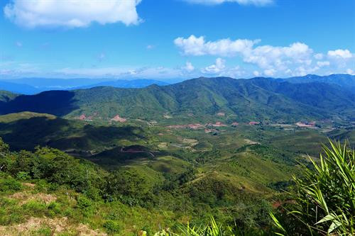 Cảnh hùng vĩ khi ngắm nhìn từ đỉnh núi Khoan La San. Ảnh: Phan Tuấn Anh - TTXVN Cảnh hùng vĩ khi ngắm nhìn từ đỉnh núi Khoan La San. Ảnh: Phan Tuấn Anh - TTXVN