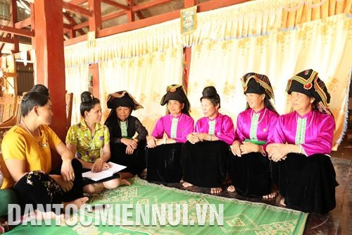 Những năm qua, huyện Điện Biên luôn chú trọng phát huy vai trò y tế cơ sở, góp phần quan trọng nâng cao sức khỏe của đồng bào. Ảnh: Hoàng Hà Phụ nữ bản Co Mận 1, xã Mường Phăng trao đổi, bàn cách trồng trọt chăn nuôi để vươn lên thoát nghèo. Ảnh: Hoàng Hà Với lợi thế có di tích lịch sử trọng điểm - Khu di tích Sở Chỉ huy Chiến dịch Điện Biên Phủ, nhiều hộ đồng bào dân tộc ở xã Mường Phăng đã mạnh dạn đầu tư vào phát triển dịch vụ, du lịch, từ đó thoát khỏi đói nghèo. Ảnh: Hoàng Hà Những năm qua, huyện Điện Biên luôn chú trọng phát huy vai trò y tế cơ sở, góp phần quan trọng nâng cao sức khỏe của đồng bào. Ảnh: Hoàng Hà Phụ nữ bản Co Mận 1, xã Mường Phăng trao đổi, bàn cách trồng trọt chăn nuôi để vươn lên thoát nghèo. Ảnh: Hoàng Hà Với lợi thế có di tích lịch sử trọng điểm - Khu di tích Sở Chỉ huy Chiến dịch Điện Biên Phủ, nhiều hộ đồng bào dân tộc ở xã Mường Phăng đã mạnh dạn đầu tư vào phát triển dịch vụ, du lịch, từ đó thoát khỏi đói nghèo. Ảnh: Hoàng Hà