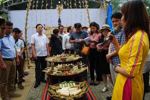Cô gái Cơ Tu giới thiệu các món ăn của đồng bào dan tộc mình ở tỉnh Quảng Nam với du khách. Cô gái Cơ Tu giới thiệu các món ăn của đồng bào dan tộc mình ở tỉnh Quảng Nam với du khách.