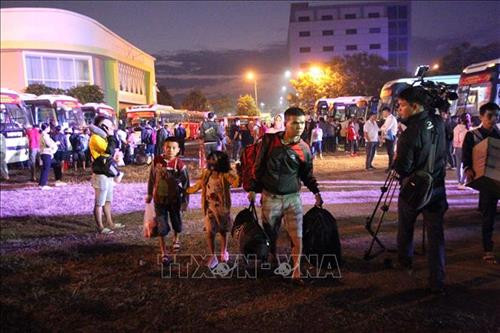 Công nhân lao động về quê đón Tết trên những chuyến xe nghĩa tình. Ảnh: Thanh Vũ – TTXVN Công nhân lao động về quê đón Tết trên những chuyến xe nghĩa tình. Ảnh: Thanh Vũ – TTXVN