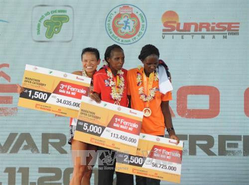 Các vận động viên nữ chuyên nghiệp ở cự ly 42km đạt được giải cao. Ảnh: An Hiếu – TTXVN