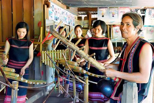 Nghệ nhân Rơ Châm H'Mút hướng dẫn mọi người trong làng chỉnh chiêng Nghệ nhân Rơ Châm H'Mút múa xoang cùng cùng các thành viên trong đội Đội chiêng làng Mrông Yố 2 được thành lập lâu lắm rồi và vẫn thường xuyên duy trì luyện tập hàng ngày Nghệ nhân Rơ Châm H'Mút dạy công chiêng cho thế hệ trẻ Nghệ nhân Rơ Châm H'Mút hướng dẫn sử dụng đàn Tơ Rưng Nghệ nhân đã tham gia biểu diễn cồng chiêng tại nhiều sự kiện lớn ở Hà Nội, Thành phố Hồ Chí Minh Các loại nhạc cụ dân tộc của người Jrai Nghệ nhân Rơ Châm H'Mút hướng dẫn mọi người trong làng chỉnh chiêng Nghệ nhân Rơ Châm H'Mút múa xoang cùng cùng các thành viên trong đội Đội chiêng làng Mrông Yố 2 được thành lập lâu lắm rồi và vẫn thường xuyên duy trì luyện tập hàng ngày Nghệ nhân Rơ Châm H'Mút dạy công chiêng cho thế hệ trẻ Nghệ nhân Rơ Châm H'Mút hướng dẫn sử dụng đàn Tơ Rưng Nghệ nhân đã tham gia biểu diễn cồng chiêng tại nhiều sự kiện lớn ở Hà Nội, Thành phố Hồ Chí Minh Các loại nhạc cụ dân tộc của người Jrai