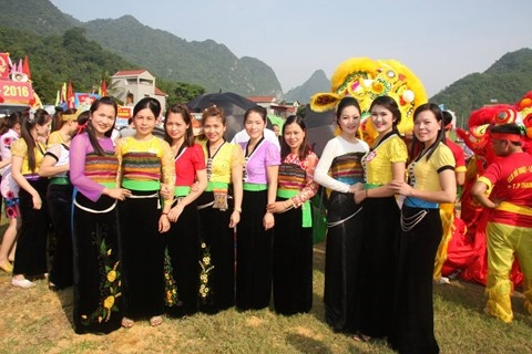 Phụ nữ Thái khoe sắc.