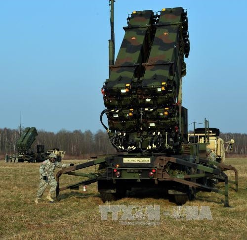 Binh sĩ Mỹ lặp đặt bệ phóng tên lửa Patriot ở Sochaczew, Ba Lan ngày 21/3/2015, một phần trong cuộc tập trận chung giữa Ba Lan và Mỹ. AFP/TTXVN.