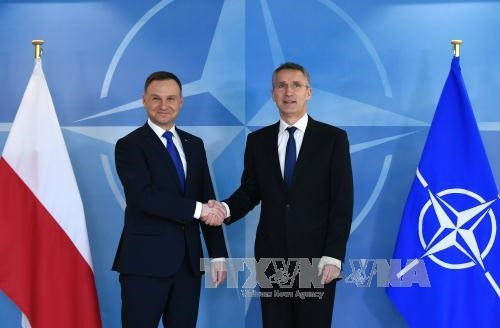 Tổng Thư ký NATO Jens Stoltenberg (phải) trong cuộc hội đàm với Tổng thống Ba Lan Andrzej Duda (trái) tại Brussels (Bỉ) ngày 18/1.