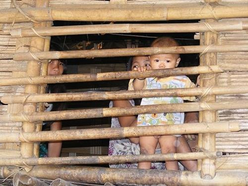 Những ánh mắt phía sau song cửa. Với người Đan Lai xưa, thế giới bên ngoài chỉ là mặt trời đi qua mặt trăng đi lại