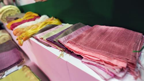 Nghề thêu đạt đến trình độ tinh xảo và kỹ thuật điêu luyện thì không đâu bằng người làng Quất Động ở xã Quất Động, huyện Thường Tín (Hà Nội). Sản phẩm tơ lụa truyền thống của làng lụa Vạn Phúc thuộc phường Vạn Phúc, quận Hà Đông (Hà Nội) được trưng bày tại Triển lãm quốc tế mỗi xã một sản phẩm năm 2019. Làng nghề mây tre đan Phú Vinh thuộc xã Phú Nghĩa, huyện Chương Mỹ được biết đến như một trong những làng nghề truyền thống có tiếng của Hà Nội.