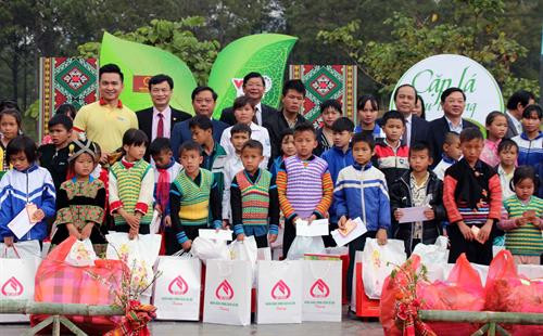 Các em học sinh nghèo vượt khó được nhận quà tại Chương trình. Ảnh: Diệp Anh - TTXVN