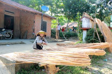 Người dân thôn Nước Lá, Ba Vinh (Ba Tơ) phơi mây đã thu hoạch chờ người đến thu mua. Ảnh: baoquangngai.vn Người dân thôn Nước Lá, Ba Vinh (Ba Tơ) phơi mây đã thu hoạch chờ người đến thu mua. Ảnh: baoquangngai.vn