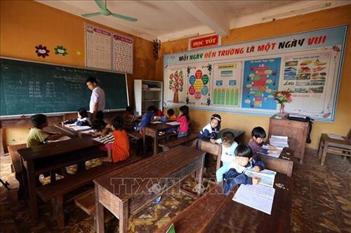 Trang phục của phụ nữa ngành Dao đỏ mang nhiều màu sắc. Ảnh: Phan Tuấn Anh – TTXVN Các già làng, trưởng họ dân tộc Dao đỏ ở bản Huổi Sâu, xã Pa Tần, huyện Nậm Pồ. Ảnh: Phan Tuấn Anh – TTXVN Một lớp học của con em đồng bào dân tộc Dao đỏ ở bản Huổi Sâu, xã Pa Tần, huyện Nậm Pồ. Ảnh: Phan Tuấn Anh – TTXVN Những phụ nữ Dao đỏ trong trang phục truyền thống. Ảnh: Phan Tuấn Anh – TTXVN Một góc bản làng của đồng bào Dao đỏ xã Huổi Sâu, huyện Nậm Pồ. Ảnh: Phan Tuấn Anh – TTXVN Cuộc sống thường ngày của đồng bào Dao đỏ. Ảnh: Phan Tuấn Anh – TTXVN Trang sức của dân tộc Dao, ngành Dao đỏ. Ảnh: Phan Tuấn Anh – TTXVN Trang phục của phụ nữa ngành Dao đỏ mang nhiều màu sắc. Ảnh: Phan Tuấn Anh – TTXVN Các già làng, trưởng họ dân tộc Dao đỏ ở bản Huổi Sâu, xã Pa Tần, huyện Nậm Pồ. Ảnh: Phan Tuấn Anh – TTXVN Một lớp học của con em đồng bào dân tộc Dao đỏ ở bản Huổi Sâu, xã Pa Tần, huyện Nậm Pồ. Ảnh: Phan Tuấn Anh – TTXVN Những phụ nữ Dao đỏ trong trang phục truyền thống. Ảnh: Phan Tuấn Anh – TTXVN Một góc bản làng của đồng bào Dao đỏ xã Huổi Sâu, huyện Nậm Pồ. Ảnh: Phan Tuấn Anh – TTXVN Cuộc sống thường ngày của đồng bào Dao đỏ. Ảnh: Phan Tuấn Anh – TTXVN Trang sức của dân tộc Dao, ngành Dao đỏ. Ảnh: Phan Tuấn Anh – TTXVN