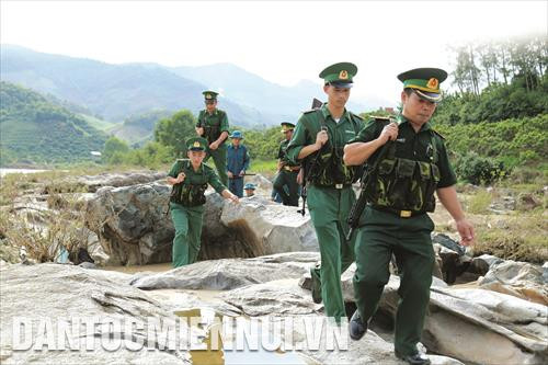 Cán bộ, chiến sĩ bộ đội biên phòng Sơn La luôn bám sát cơ sở, xây dựng tình quân dân và bảo vệ từng mốc giới, đường biên của Tổ quốc