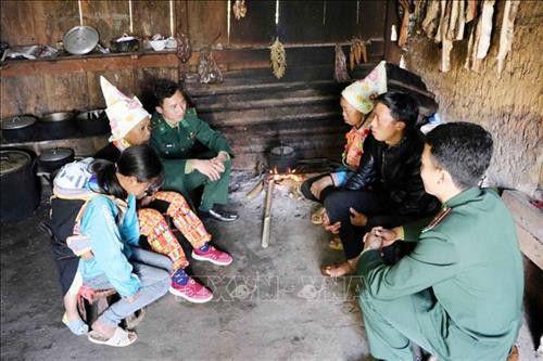 Cán bộ Biên phòng Đồn Vàng Ma Chải (Phong Thổ, Lai Châu) tuyên truyền cho bà con nhân dân về việc chấp hành chủ trương, đường lối của Đảng, chính sách pháp luật của Nhà nước. Ảnh: Công Tuyên - TTXVN Cán bộ Biên phòng Đồn Vàng Ma Chải (Phong Thổ, Lai Châu) tuyên truyền cho bà con nhân dân về việc chấp hành chủ trương, đường lối của Đảng, chính sách pháp luật của Nhà nước. Ảnh: Công Tuyên - TTXVN