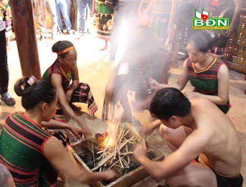 Người nhóm lửa cho nhà mới phải là người mẫu mực, thành đạt và có uy tín Người nhóm lửa cho nhà mới phải là người mẫu mực, thành đạt và có uy tín