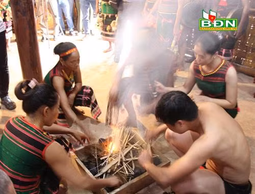 Người nhóm lửa cho nhà mới phải là người mẫu mực, thành đạt và có uy tín Người nhóm lửa cho nhà mới phải là người mẫu mực, thành đạt và có uy tín
