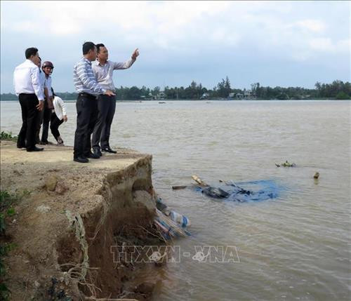 Kiểm tra tại đê Phổ Minh (Quảng Ngãi), nơi vừa bị nước lũ cuốn đi 40 mét đất. Ảnh: Phước Ngọc - TTXVN Kiểm tra tại đê Phổ Minh (Quảng Ngãi), nơi vừa bị nước lũ cuốn đi 40 mét đất. Ảnh: Phước Ngọc - TTXVN