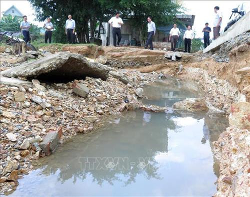 Đoàn kiểm tra điểm sạt lở bờ taluy tại tuyến Trà Câu - Phổ Phong (Quảng Ngãi). Ảnh: Phước Ngọc - TTXVN Đoàn kiểm tra điểm sạt lở bờ taluy tại tuyến Trà Câu - Phổ Phong (Quảng Ngãi). Ảnh: Phước Ngọc - TTXVN