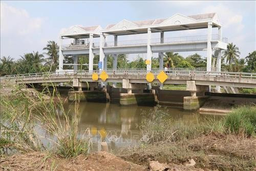 Đóng cống Cầu Ván (hệ thống thủy lợi Đông Ba Rày), xã Cẩm Sơn, huyện Cai Lậy. Ảnh: Minh Trí - TTXVN Đóng cống Cầu Ván (hệ thống thủy lợi Đông Ba Rày), xã Cẩm Sơn, huyện Cai Lậy. Ảnh: Minh Trí - TTXVN