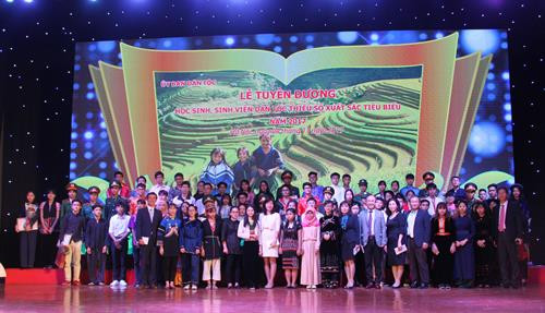 Đại diện Ban tổ chức và các nhà tài trợ trao các phần quà cho các em học sinh, sinh viên tại buổi lễ Tuyên dương. Ảnh: Nam Sương