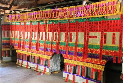 Đàn lễ để tổ chức lễ Tủ Cải. Ảnh: Phan Tuấn Anh - TTXVN Các thầy cúng trong lễ Tủ Cải của đồng bào Dao Quần chẹt. Ảnh: Phan Tuấn Anh - TTXVN Hai cậu bé được gia đình làm lễ Tủ Cải. Ảnh: Phan Tuấn Anh - TTXVN Các cậu bé đứng trên bồ đài trước khi rơi xuống để làm lễ. Ảnh: Phan Tuấn Anh - TTXVN Đàn lễ để tổ chức lễ Tủ Cải. Ảnh: Phan Tuấn Anh - TTXVN Các thầy cúng trong lễ Tủ Cải của đồng bào Dao Quần chẹt. Ảnh: Phan Tuấn Anh - TTXVN Hai cậu bé được gia đình làm lễ Tủ Cải. Ảnh: Phan Tuấn Anh - TTXVN Các cậu bé đứng trên bồ đài trước khi rơi xuống để làm lễ. Ảnh: Phan Tuấn Anh - TTXVN
