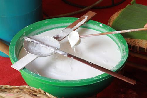 Ngoài phần bánh tráng được nướng sẵn, bánh ướt luôn được làm tại hàng ăn để phục vụ thực khách vì theo nhiều người, chỉ khi ăn nóng mới cảm nhận được hết hương vị thơm ngon của món ăn này. Bột để làm bánh ướt là bột gạo ngâm rồi xay nhuyễn. Bột gạo trước khi tráng được pha với nước theo một tỉ lệ nhất định để bột không quá loãng hoặc quá đặc. Thêm vào đó, trước khi tráng phải khuấy nhẹ bột đều tay để bột dậy thì khi tráng bánh mới mềm dẻo và không bị hạt cát.