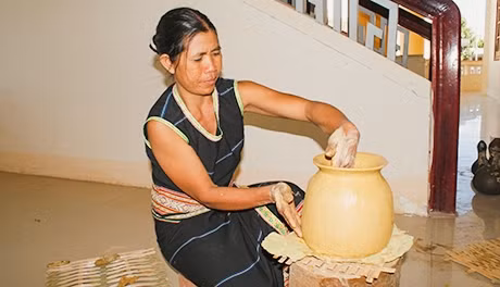 Bà Y Pư học nghề gốm từ chị gái Y Ber. Ảnh: B.A