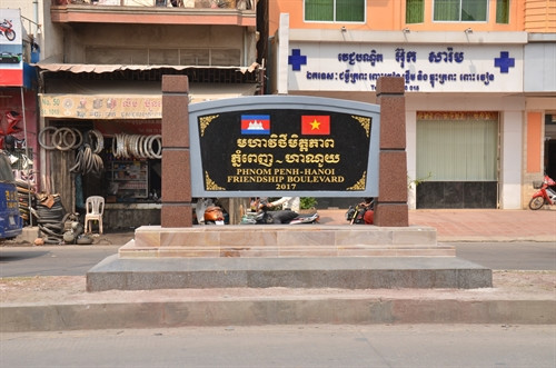 Bia công trình Đại lộ Hữu nghị Phnom Penh – Hà Nội