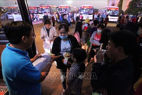 Công nhân lao động về quê đón Tết trên những chuyến xe nghĩa tình. Ảnh: Thanh Vũ – TTXVN Công nhân lao động về quê đón Tết trên những chuyến xe nghĩa tình. Ảnh: Thanh Vũ – TTXVN