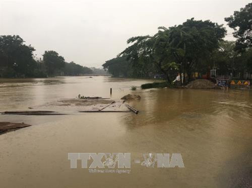 Nước lên nhanh gây ngập lụt nhiều vùng trong tỉnh.Ảnh: Quốc Việt – TTXVN Nước lên nhanh gây ngập lụt nhiều vùng trong tỉnh.Ảnh: Quốc Việt – TTXVN
