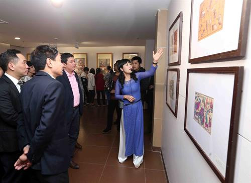 Đại biểu tham quan triển lãm tranh. Ảnh: Trần Lê Lâm - TTXVN Đại biểu tham quan triển lãm tranh. Ảnh: Trần Lê Lâm - TTXVN