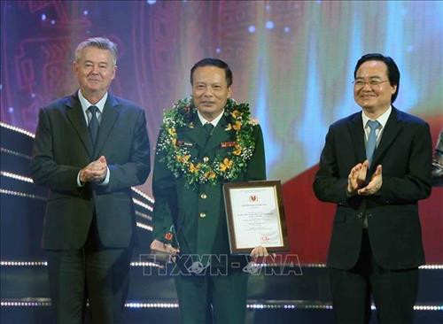 Đại diện nhóm tác giả Báo Quân đội Nhân dân với tác phẩm “Chuyện nghề, chuyện đời của những giáo viên vùng cao Tây Bắc” nhận Giải Xuất sắc. Ảnh: Thanh Tùng-TTXVN