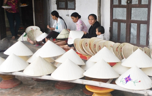 Hợp tác xã nón lá Mỹ Trạch của chị Nguyễn Thị Vân vay NHCSXH 150 triệu đồng từ Chương trình tín dụng giải quyết việc làm để giúp chị em hoàn cảnh khó khăn trong xã có việc làm, thu nhập ổn định và gìn giữ được nghề truyền thống cha ông để lại