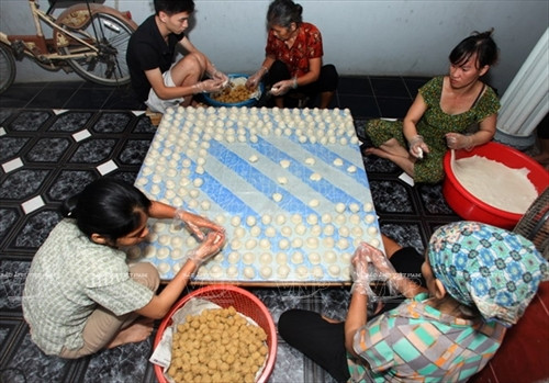 Bàn tay khéo léo của những người phụ nữ Quán Gánh đang nặn bánh giầy.