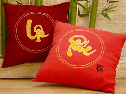 Gối màu đỏ với chữ Phúc - Lộc - Thọ ở phòng khách