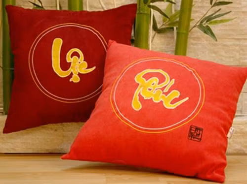 Gối màu đỏ với chữ Phúc - Lộc - Thọ ở phòng khách