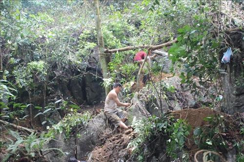 Nhiều người dân nghe theo tin đồn lên núi đào bới để tìm đá quý. Ảnh: Tuấn Anh-TTXVN Nhiều người dân nghe theo tin đồn lên núi đào bới để tìm đá quý. Ảnh: Tuấn Anh-TTXVN