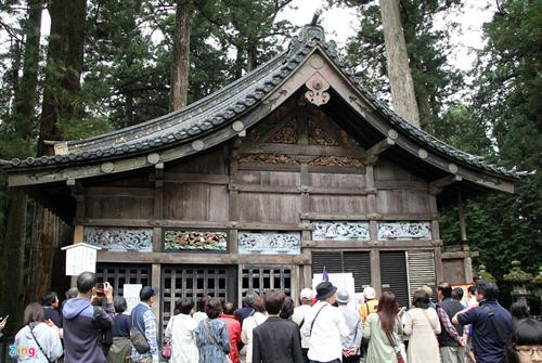 Nói đến Nikko, người hiểu lịch sử Nhật Bản liền nghĩ ngay đến Nikko Toshogu, một đền đài nguy nga nhất của xứ Phù Tang được UNESCO công nhận là di sản văn hoá thế giới vào năm 1999. Đường vào đền Nikko Toshogu vắt ngang con sông Daiya, với cây cầu Thần gỗ cong (Shin kyo) sơn son đẹp mắt, giống như cầu Thê Húc ở Hồ Gươm, Hà Nội. Đây là một trong 3 cây cầu đẹp nhất Nhật Bản. Nikko được ví như viên đá quý, bởi vẻ đẹp tự nhiên và vẻ đẹp kiến trúc Nhật Bản. Kiến trúc điện thờ vô cùng sắc sảo. Các nhà sử học ước lượng rằng để hoàn tất kiến trúc đền thờ Toshogu tốn khoảng 40 tỷ yen vào thời điểm ngày nay (8.547 tỷ đồng). Đền chùa Nikko là tên gọi chung của quần thể đền, chùa cổ nổi tiếng ở thành phố Nikko, tỉnh Tochigi. Dân địa phương thường gọi quần thể này là "hai đền một chùa", bởi quần thể gồm hai đền thờ Thần đạo Nikko Tosho-gu (đền Futarasan) và một ngôi chùa Phật giáo là chùa Rinno. 5 kiến trúc của đền Nikko Toshogu đã được Nhật Bản xếp vào hàng quốc bảo, và ba kiến trúc khác là tài sản văn hóa trọng yếu. Lăng mộ đền thờ của tướng quân Tokugawa được thiết kế tạo ra được một không gian rất trang nghiêm. Lối vào cổng chính rộng rãi, đường trải đá nhỏ màu xám, những rặng thông cao vút tạo ra một không gian uy nghi, thanh tịnh. Đại lộ những cây tuyết tùng được trồng xếp hàng dài ngay ngắn nằm ở hai bên vệ đường, được gọi là Sugi. Sau khi tướng quân Tokugawa Ieyasu chết năm 1616, Masatsuna Matsudaira đã xây dựng đền Nikko Toshogu, và ông bắt đầu trồng cây tuyết tùng Nhật Bản dọc theo con đường chính dẫn đến Nikko. Người ta ước tính có khoảng 200.000 cây tuyết tùng được trồng trong dịp này. Số lượng cây giảm đi rất nhiều và hiện nay chỉ còn 13.000 cây. Ðông Chiêu Cung - Toshogu - là tên gọi của đền thờ tướng quân Shogun Tokugawa Ieyasu - Ðức Xuyên Gia khang. Ông mất vào năm 1616 và con trai ông đã chọn Nikko làm nơi xây dựng đền thờ. Hơn 4 triệu người thợ làm trong trong 1 năm rưỡi để hoàn thiện cụm đền thờ có kiến trúc vô cùng sắc sảo này. Tổ hợp kiến trúc là điểm tuyệt vời trong số các tuyệt tác kiến trúc Nhật Bản thể hiện lối trang trí sang trọng và tinh tế. Kiến trúc đền thờ Toshogu để lại cho người sau cả một kho tàng về triết lý nhân sinh. Các hình ảnh khỉ đã được nhân cách hóa mô tả về đời sống con người. Một trong số đó có bức đặc biệt nhất khắc 3 chú khỉ, có tên từng chú khỉ là Kikazaru (bịt tai), Mizaru (bịt mắt) và Iwazaru (bịt miệng). Ba chú khỉ với vẻ mặt ngộ nghĩnh là hình tượng người Nhật Bản biểu đạt triết lý nhà Phật dạy rằng không nghe điều bậy, không nhìn điều bậy, không nói điều bậy. Bức khắc này của nghệ nhân Hidari Jingoro nổi tiếng từ thế kỉ 17. Hiện đền cũng là nơi những gia đình quyền quý tổ chức lễ thành hôn. Hàng năm đền thờ tướng quân Tokugawa - nơi được mệnh danh là ”Di Hòa Viên” của Nhật Bản, thu hút hàng trăm ngàn lượt khách du lịch.