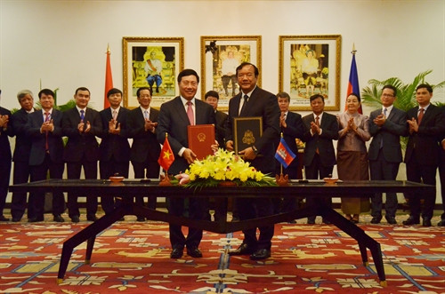 Quang cảnh lễ ký kết Biên bản thỏa thuận của kỳ họp. Ảnh: Trần Chí Hùng, P/v TTXVN tại Campuchia