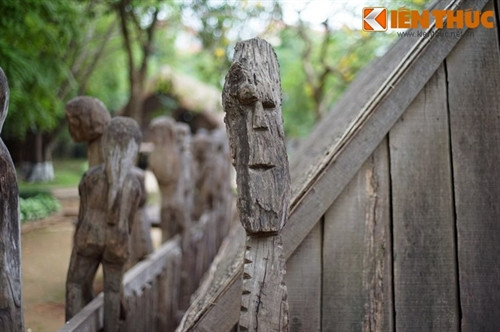 Các loại hình tượng khác của nhà mồ Jrai gồm tượng mặt dài, tượng trưng cho hình ảnh của bram - người hóa trang trong nghi thức cuối cùng trong lễ bỏ mả của người Jrai.