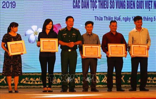 Bộ tư lệnh Bộ đội Biên phòng tặng bằng khen cho 6 tập thể có thành tích xuất sắc trong việc giữ gìn, bảo tồn, phát huy giá trị văn hóa các dân tộc khu vực biên giới. Ảnh: Tường Vi - TTXVN