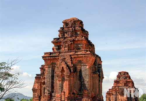 Cụm tháp Hòa Lai gồm tháp Bắc và tháp Nam thuộc địa bàn xã Bắc Phong,Thuận Bắc. Tháp Bắc có kiến trúc khối vuông vững chải với nhiều họa tiết đặc sắc. Tháp Nam mặt tường gạch chạm khắc hoa văn nhưng ở dạng phác thảo. Cấu trúc xây dựng tháp Hòa Lai gồm có ba tầng vững chải. Những mảng điêu khắc hình tượng người và chim Garuda. Họa tiết hoa văn đặc sắc của tháp Hòa Lai. Cửa vào tháp Hòa Lai được mở về hướng Đông. Toàn cảnh cụm tháp Pô Klong Garai thuộc địa bàn phường Đô Vinh. Họa tiết hoa văn và tượng thần trang trí trên các góc tháp. Tháp Pô Klong Garai vào dịp lễ hội Ka tê hàng năm. Du khách tham quan, chụp ảnh lưu niệm tại tháp Pô Klong Garai.