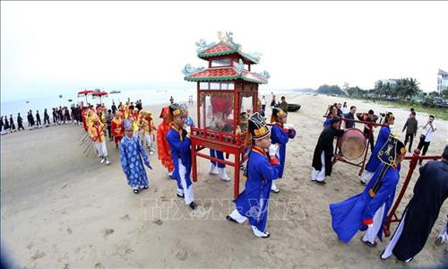 Nghi lễ rước nghinh thần trước biển tại Lễ Cầu ngư. Ảnh: Trần Lê Lâm - TTXVN Nghi lễ rước nghinh thần trước biển tại Lễ Cầu ngư. Ảnh: Trần Lê Lâm - TTXVN